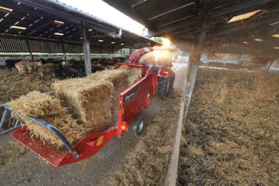 Kverneland 864 bale chopper/feeder for large capacity