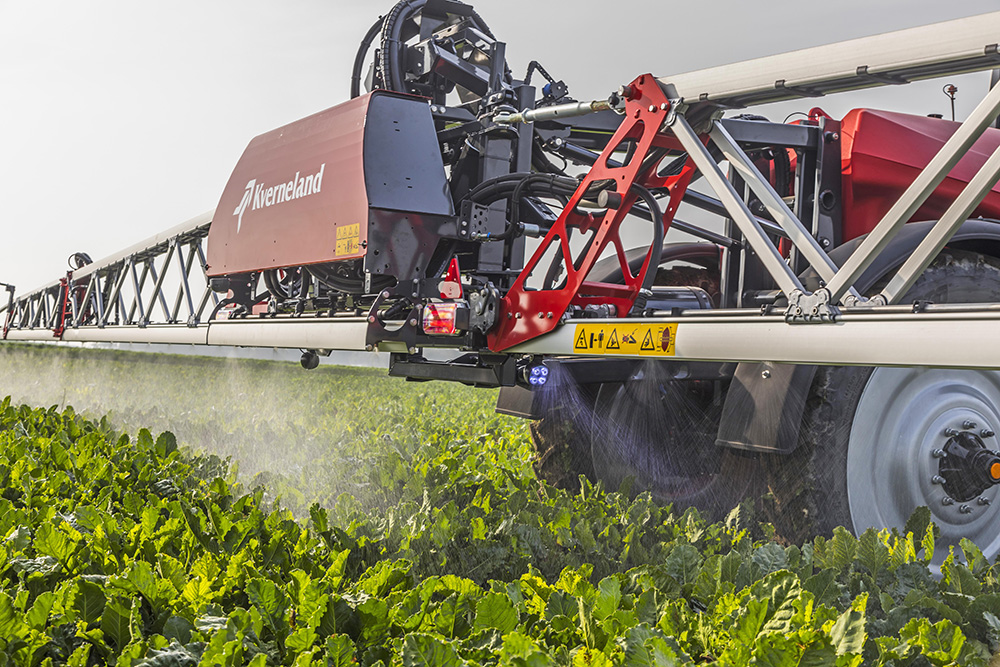 Spreaders and sprayers for the new season