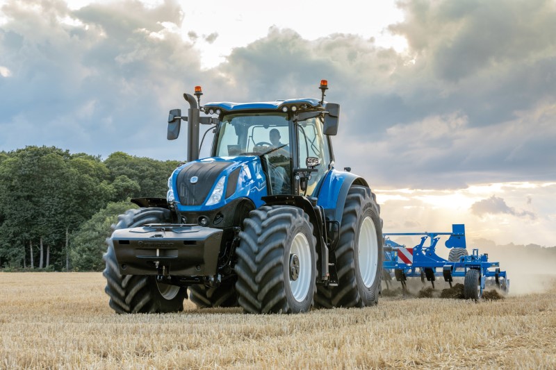 New Holland T7.315 HD with Cultivator